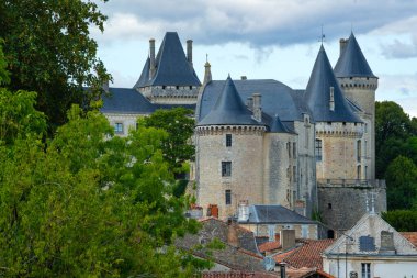 Verteuil-sur-Charente, Fransa 'nın sessiz kırsalında Charente nehrinin kıyısında güzel bir kale ve su değirmenine sahip bir köydür. Yüksek kalite fotoğraf