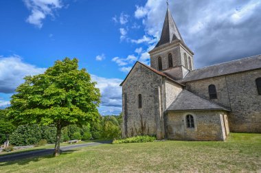 Verteuil-sur-Charente, Fransa 'nın sessiz kırsalında Charente nehrinin kıyısında güzel bir kale ve su değirmenine sahip bir köydür. Yüksek kalite fotoğraf