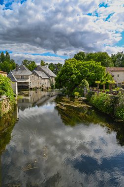 Verteuil-sur-Charente, Fransa 'nın sessiz kırsalında Charente nehrinin kıyısında güzel bir kale ve su değirmenine sahip bir köydür. Yüksek kalite fotoğraf