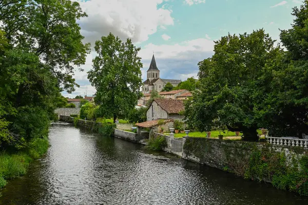 Verteuil Sur Charente Wieś Położona Nad Brzegiem Rzeki Charente Cichej — Zdjęcie stockowe