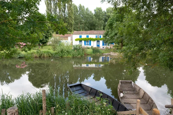 Marais Poitevin, Green Venice, Coulon, Fransa 'nın en güzel köylerinden biri olarak etiketlendi. Sevre Niortaise' in bankalarındaki tipik bir bahçe evi.