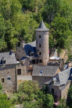 Fransa, Aveyron, Bozouls, Trou de Bouzouls, Sainte-Fauste kilisesi, yüksek kaliteli fotoğraf