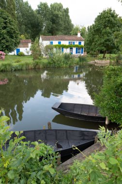 Marais Poitevin, Green Venice, Coulon, Fransa 'nın en güzel köylerinden biri olarak etiketlendi. Sevre Niortaise' in bankalarındaki tipik bir bahçe evi.