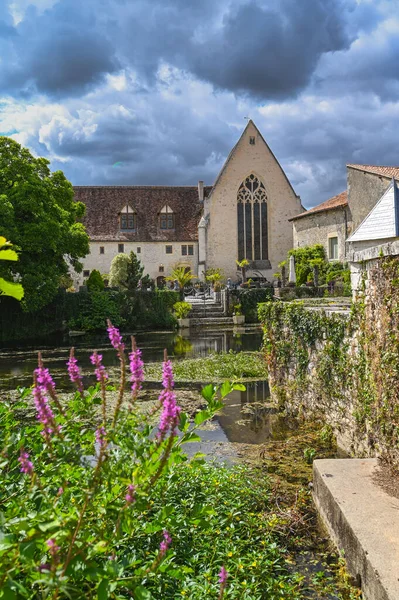 Verteuil-sur-Charente, Fransa 'nın sessiz kırsalında Charente nehrinin kıyısında güzel bir kale ve su değirmenine sahip bir köydür. Yüksek kalite fotoğraf