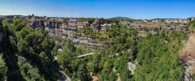 Fransa, Aveyron, Bozouls, Trou de Bouzouls, Sainte-Fauste kilisesi, yüksek kaliteli fotoğraf