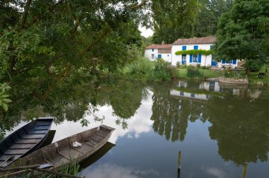 Marais Poitevin, Green Venice, Coulon, Fransa 'nın en güzel köylerinden biri olarak etiketlendi. Sevre Niortaise' in bankalarındaki tipik bir bahçe evi.