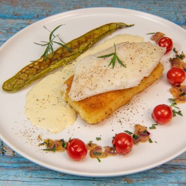 PANNE RICE, THAI AUBERGINE, TOMATO, SHALLOT, TARRAGON VE CREAMY SUCE VE LEMON 'UN BÜYÜK FİLMİSİ BÜYÜK EDİLDİ. Yüksek kalite fotoğraf