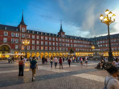Madrid, İspanya - 08 Haziran 2023: Plaza Mayor 'da turistler, Plaza Mayor, İspanyol başkentinin merkez meydanlarından biri. Başka bir ünlü plazadan, Puerta del Sol. Yüksek kalite fotoğraf