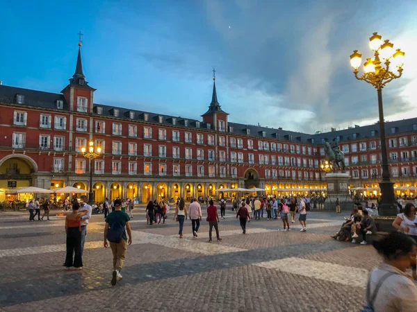 Madrid, İspanya - 08 Haziran 2023: Plaza Mayor 'da turistler, Plaza Mayor, İspanyol başkentinin merkez meydanlarından biri. Başka bir ünlü plazadan, Puerta del Sol. Yüksek kalite fotoğraf