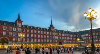 Madrid, İspanya - 08 Haziran 2023: Plaza Mayor 'da turistler, Plaza Mayor, İspanyol başkentinin merkez meydanlarından biri. Başka bir ünlü plazadan, Puerta del Sol. Yüksek kalite fotoğraf