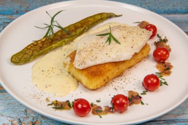 PANNE RICE, THAI AUBERGINE, TOMATO, SHALLOT, TARRAGON VE CREAMY SUCE VE LEMON 'UN BÜYÜK FİLMİSİ BÜYÜK EDİLDİ. Yüksek kalite fotoğraf