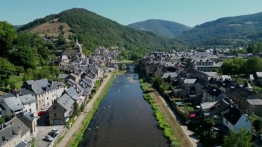 Fransa, Aveyron, Saint-Geniez-dOlt 'un havadan görünüşü, Lot' un kıyısındaki ortaçağ köyü, yüksek kaliteli 4K görüntü.