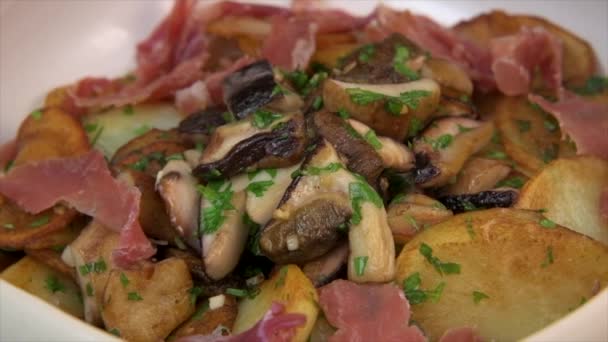 Recept Sarladaise Potatis Med Porcini Svamp Och Iberisk Skinka Hög — Stockvideo