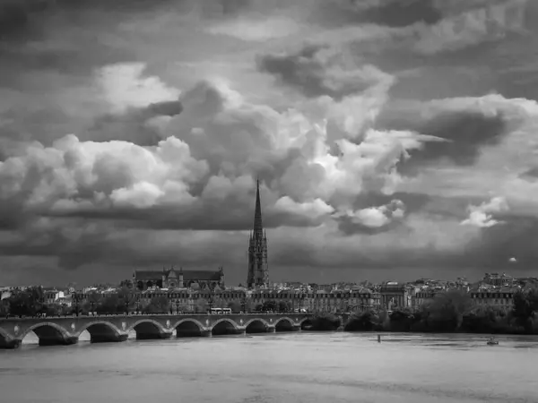 Landschappelijk Uitzicht Bordeaux Rivierbrug Met Michel Kathedraal Stormhemel Bordeaux Frankrijk — Stockfoto