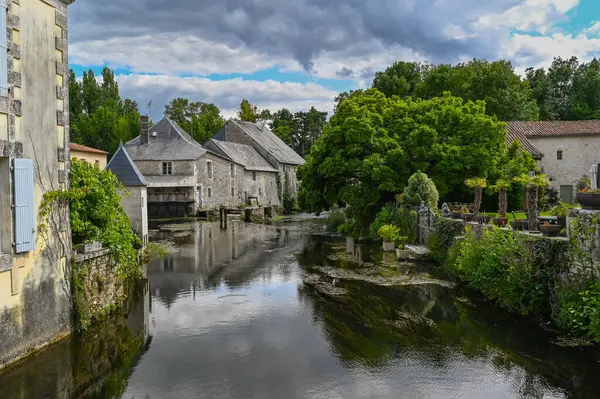 Verteuil Sur Charente Wieś Położona Nad Brzegiem Rzeki Charente Cichej — Zdjęcie stockowe