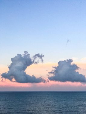 Collioure, Occitanie, Fransa 'da Akdeniz' de günbatımı. Yüksek kalite fotoğraf