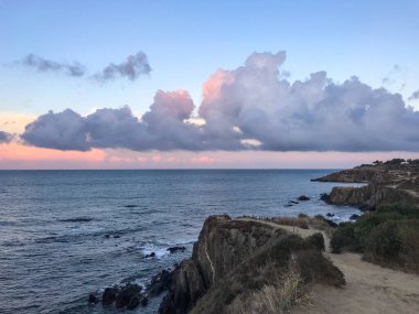 Collioure, Occitanie, Fransa 'da Akdeniz' de günbatımı. Yüksek kalite fotoğraf