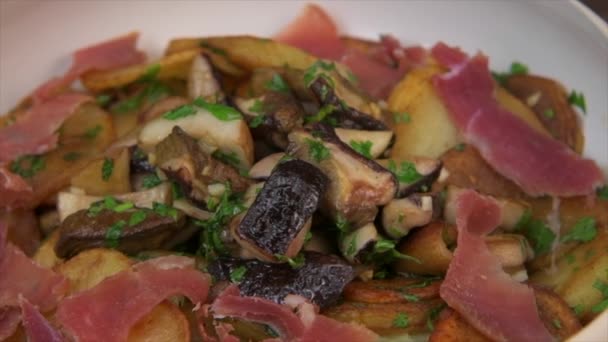 Συνταγή Για Πατάτες Sarladaise Μανιτάρια Πορτσίνι Και Ζαμπόν Ιβηρικής Υψηλής — Αρχείο Βίντεο