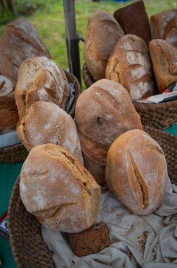 Fırında ya da yerel çiftçi pazarında taze pişmiş ekmek yığını, yüksek kaliteli fotoğraf