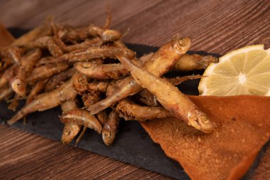 Kızarmış deniz ürünleri, balık, eritilmiş ve kızartılmış pita, limon. Yüksek kalite fotoğraf