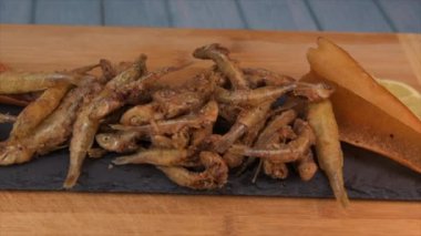 Kızarmış deniz ürünleri, balık, eritilmiş ve kızartılmış pita, limon. Yüksek kalite 4k görüntü