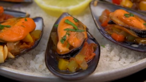 Реципе Spanish Mussels Chorizo White Wine Sauce Pper Tomato Onion — стоковое видео