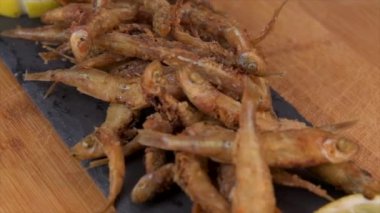 Kızarmış deniz ürünleri, balık, eritilmiş ve kızartılmış pita, limon. Yüksek kalite 4k görüntü