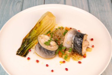 PAK CHOI MACKEREL FİLMİLLLERİ İÇİN RESİFİ, FENNEL, CARROT, SHALLOT VE GARLIC FLAVOURED ile donatılmış kuru beyaz şarap, yüksek kaliteli fotoğraf