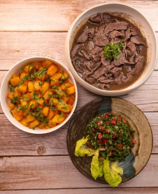 LEBANESE RECIPE, SHAWARMA, Baharatlı BeeF VE POTATOS, BATTATA HARA, GARLIC, CORIANDER VE PAPRIKA VE TABOULEH, yüksek kaliteli fotoğraf