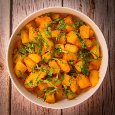 Baharatlı patatesler, BATTATA HARA, GARLIC, CORIANDER ve PAPRIKA için LEBANE RESİFİ. Yüksek kalite fotoğraf