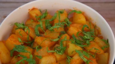 Baharatlı patatesler, BATTATA HARA, GARLIC, CORIANDER ve PAPRIKA için LEBANE RESİFİ. Yüksek kaliteli VIDEO