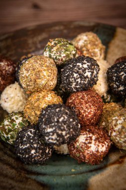 Kurutulmuş nane, beyaz ve siyah susam, SUMAC ve ZAATAR ile LABNEH Cheese Bols 'un makbuzu. Yüksek kalite fotoğraf