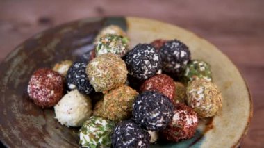 Kurutulmuş nane, beyaz ve siyah susam, SUMAC ve ZAATAR ile LABNEH Cheese Bols 'un makbuzu. Yüksek kaliteli video