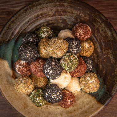 Kurutulmuş nane, beyaz ve siyah susam, SUMAC ve ZAATAR ile LABNEH Cheese Bols 'un makbuzu. Yüksek kalite fotoğraf