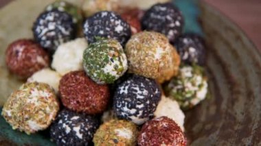 Kurutulmuş nane, beyaz ve siyah susam, SUMAC ve ZAATAR ile LABNEH Cheese Bols 'un makbuzu. Yüksek kaliteli video