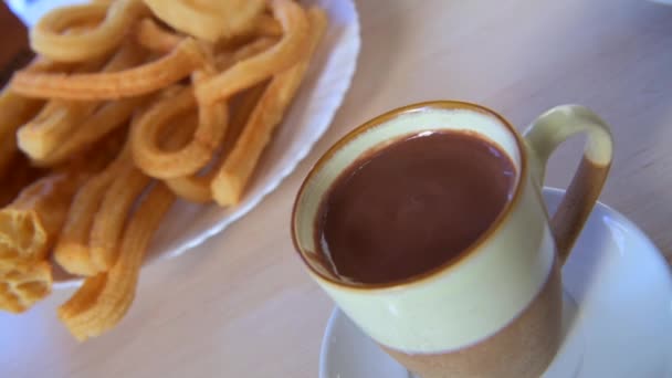 Eine Zeitlupenaufnahme Die Spanische Churros Heiße Schokoladensauce Taucht Hochwertiges Filmmaterial — Stockvideo