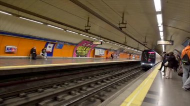 Madrid, İspanya. 18 Kasım 2023, Madrid metro istasyonuna ulaşan metro. Yüksek kalite 4k görüntü