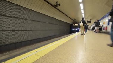 Madrid, İspanya. 18 Kasım 2023, Madrid metro istasyonuna ulaşan metro. Yüksek kalite 4k görüntü