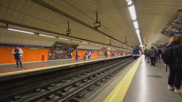 Madrid Spanien November 2023 Die Bahn Erreicht Eine Metrostation Madrid — Stockvideo