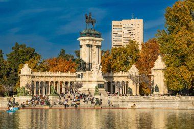 Alfonso Anıtı XII, Madrid 'deki Parque del Buen Retiro' daki teknelerde turistler, İspanya 'daki Pleasant Retreat Parkında. Yüksek kalite fotoğraf