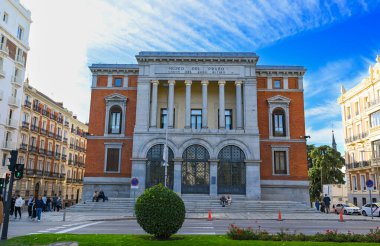 Ulusal Prado Müzesi cephesi, Madrid 'in en önemli müzesi ve dünyanın en önemli sanat müzelerinden biri. Madrid İspanya. Yüksek kalite fotoğraf