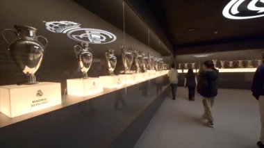 MADRID, İspanya - 18 Kasım 2023: Santiago Bernabeu Stadyumu 'ndaki Real Madrid futbol kulübünü kazanan UEFA Şampiyonlar Ligi Kupası. Yüksek kalite 4k görüntü