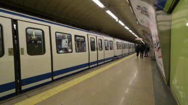 Madrid, İspanya. 18 Kasım 2023, Madrid metro istasyonuna ulaşan metro. Yüksek kalite 4k görüntü