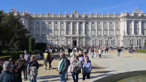 マドリード スペイン 2022年10月29日 晴れた日のロイヤルパレスの前で観光客 高品質の4K映像 — ストック動画