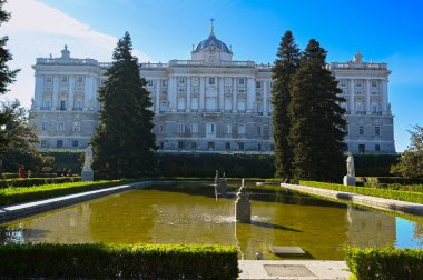 Madrid, İspanya - 16 Şubat 2022: Madrid Kraliyet Sarayı, Palacio Real de Madrid, İspanyol kraliyet ailesinin resmi ikamet yeridir. Yüksek kalite fotoğraf