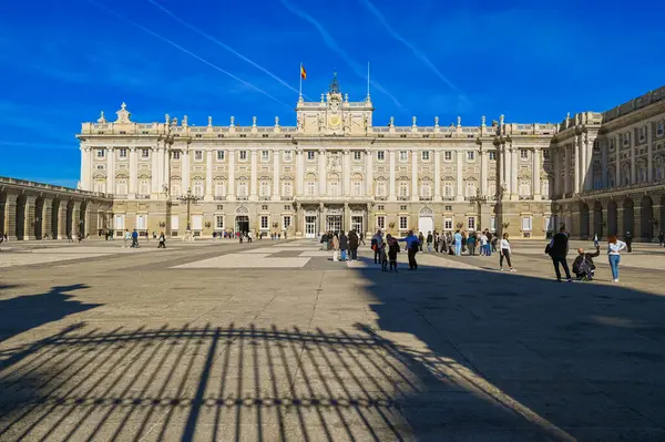 Madrid, İspanya - 16 Şubat 2022: Madrid Kraliyet Sarayı, Palacio Real de Madrid, İspanyol kraliyet ailesinin resmi ikamet yeridir. Yüksek kalite fotoğraf