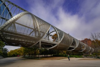 MADRID, SPAIN - 17 Kasım 2023: Madrid Rio Park 'taki Arganzuela Köprüsü, Dominique Perrault tarafından tasarlanmıştır, 274 metre uzunluğundadır ve iki spiral şekilli yol tarafından oluşturulmuştur. Yüksek kalite fotoğraf