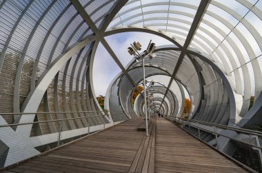 MADRID, SPAIN - 17 Kasım 2023: Madrid Rio Park 'taki Arganzuela Köprüsü, Dominique Perrault tarafından tasarlanmıştır, 274 metre uzunluğundadır ve iki spiral şekilli yol tarafından oluşturulmuştur. Yüksek kalite fotoğraf
