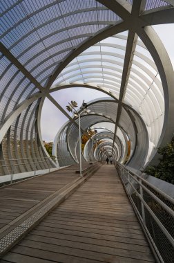 MADRID, SPAIN - 17 Kasım 2023: Madrid Rio Park 'taki Arganzuela Köprüsü, Dominique Perrault tarafından tasarlanmıştır, 274 metre uzunluğundadır ve iki spiral şekilli yol tarafından oluşturulmuştur. Yüksek kalite fotoğraf