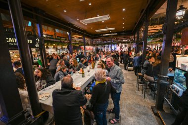 Madrid, İspanya, 18 Kasım 2023, Madrid, İspanya 'daki Mercado San Miguel, İspanya' daki Tapas ve Pinchos kokteyl saatindeki İspanyol aperatifleri, Madrid 'in en popüler simgelerinden biri. Yüksek kalite fotoğraf